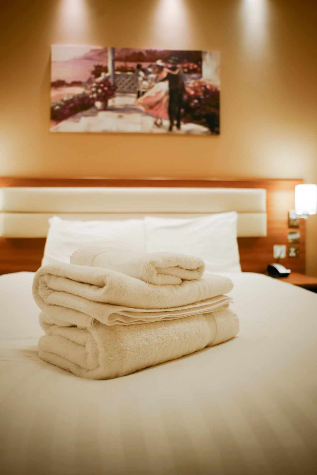 Airlink Hotel Хейс Экстерьер фото