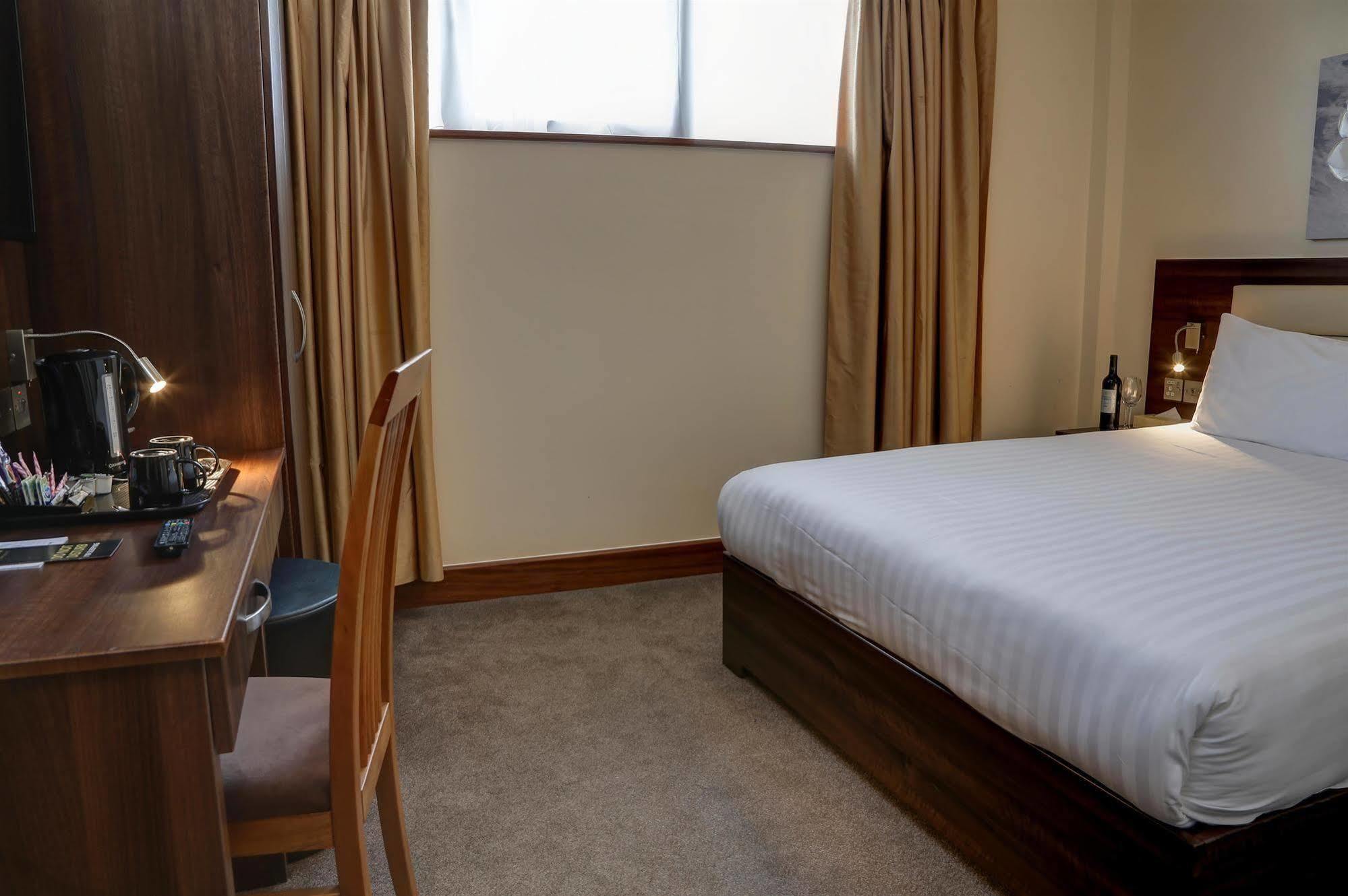 Airlink Hotel Хейс Экстерьер фото