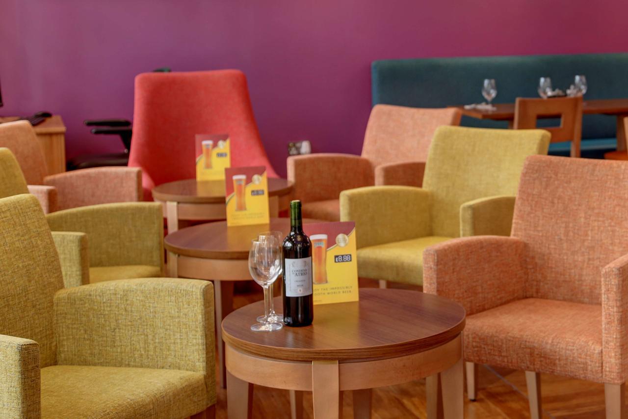 Airlink Hotel Хейс Экстерьер фото